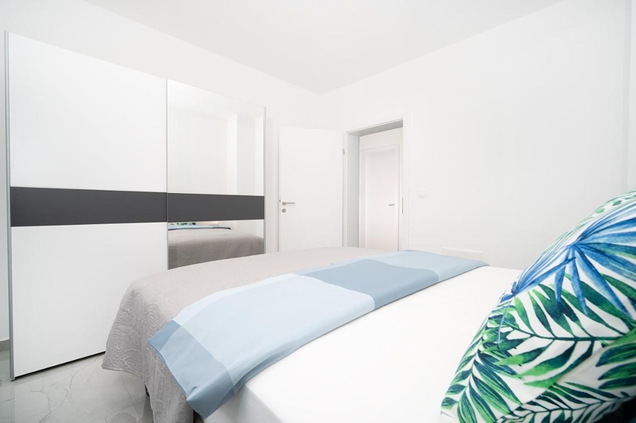 Villa Apartments Lela Рабац Екстериор снимка