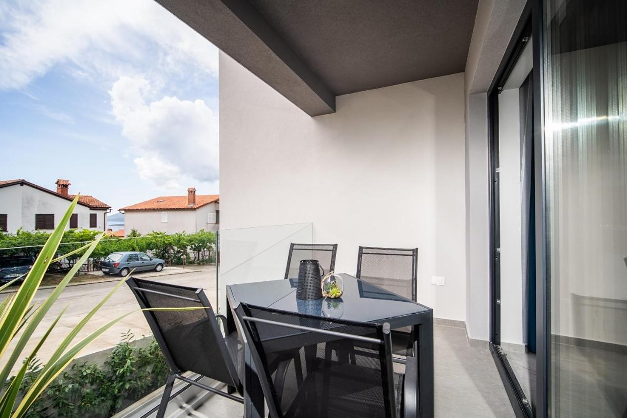 Villa Apartments Lela Рабац Екстериор снимка
