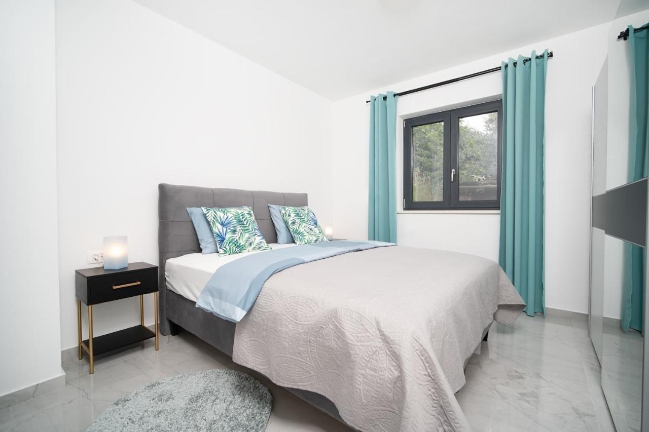 Villa Apartments Lela Рабац Екстериор снимка