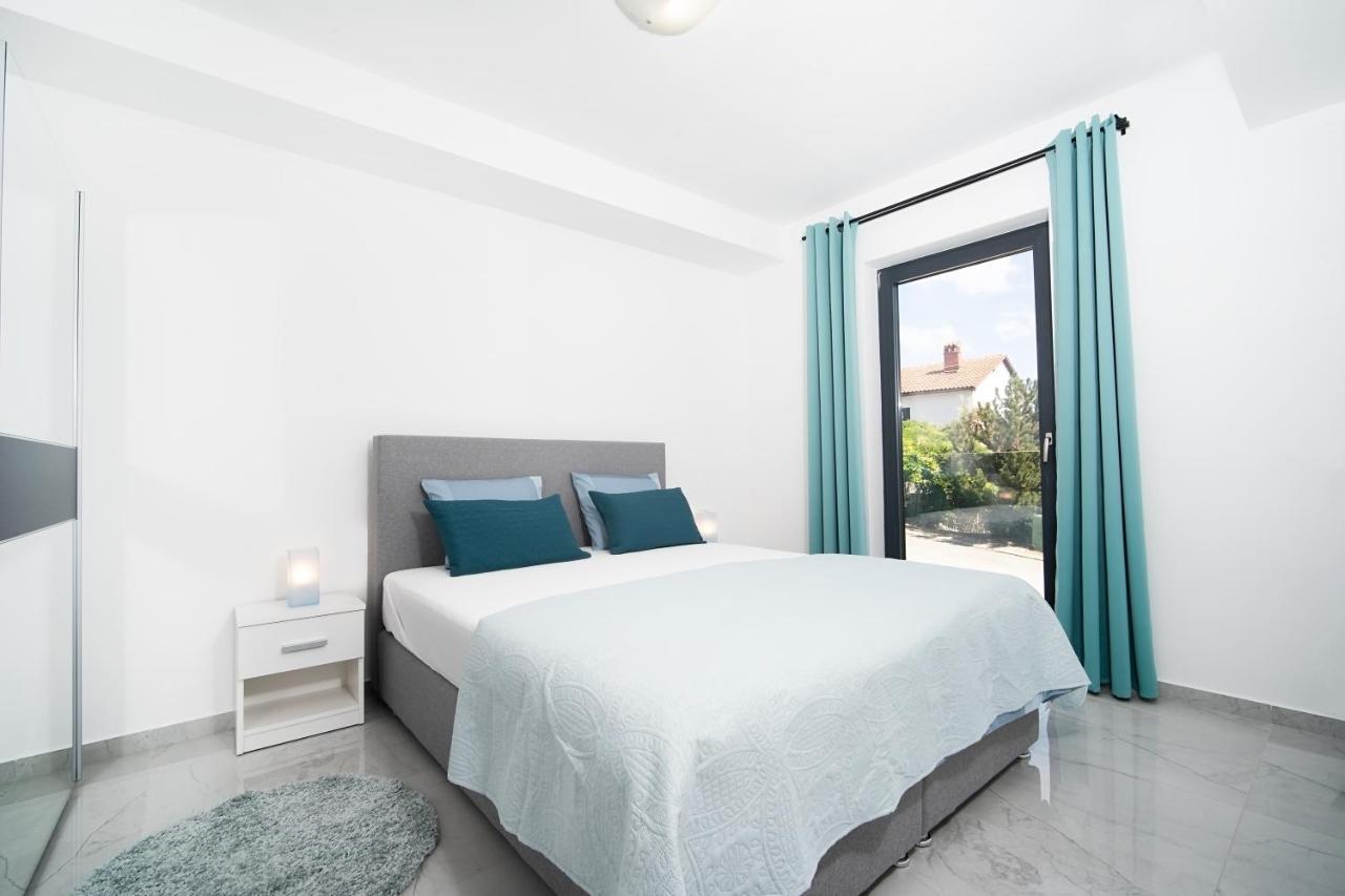 Villa Apartments Lela Рабац Екстериор снимка